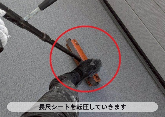 長尺シートを転圧している様子