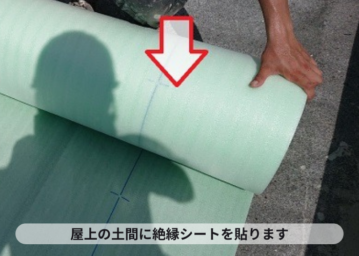 豊中市マンション防水工事で屋上に絶縁シートを貼っている様子