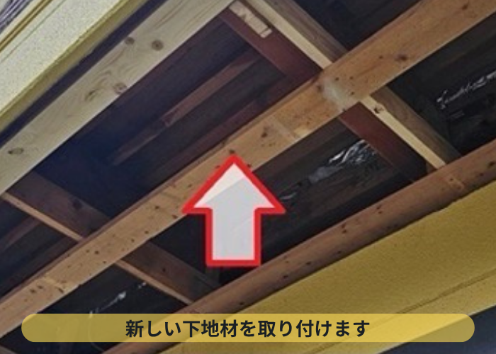 池田市での軒天修理で新しい下地材へ交換している様子