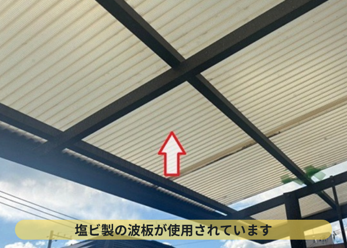 2階バルコニー屋根の波板貼り替えを足場なしで行う現場は塩ビ製の波板