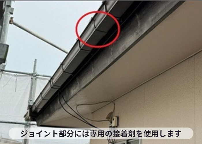 高槻市　軒樋のジョイントが割れている様子