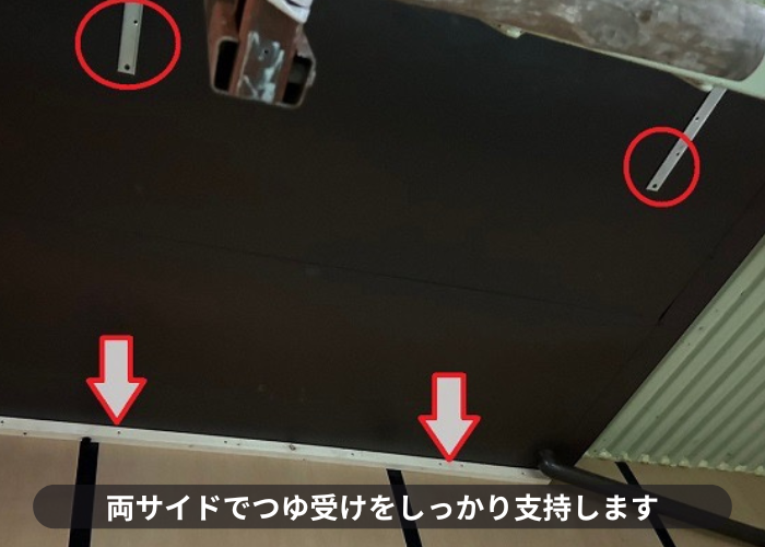 高槻市で倉庫内部の結露対策工事でつゆ受けを支持