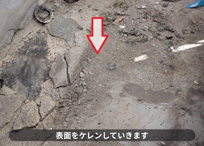 吹田市　ひび割れたベランダ床にウレタン防水密着工法を行った現場でケレン