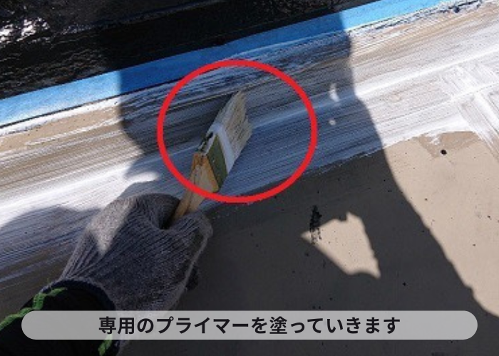 塩ビシート防水の上にGCプライマーを塗っている様子