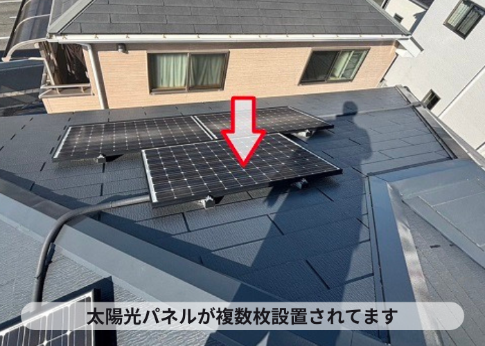屋根上に設置された太陽光パネル