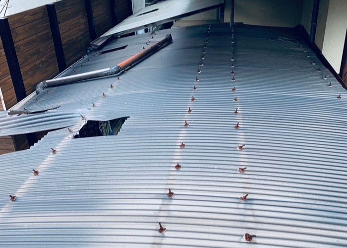 豊中市　物置通路屋根のポリカ波板を貼り替える前の様子