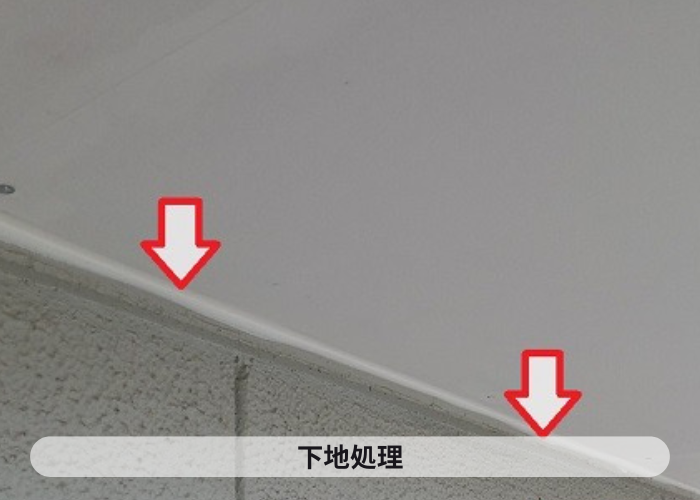 軒天修理で外壁との取り合いにシーリングしている様子