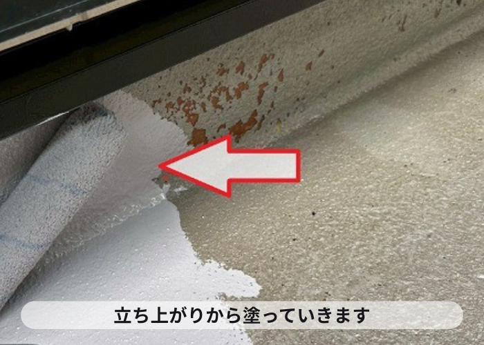茨木市でベランダＦＲＰ防水のメンテナンスとしてトップコート塗り替えでトップコート塗布