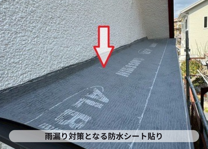 豊中市2階窓上の浮いた庇屋根修理でガルバリウム鋼板をカバーする現場で防水シート貼り