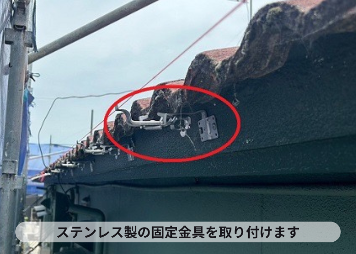 大阪市で木造2階建てアパートにステンレス製の軒樋金具取り付け
