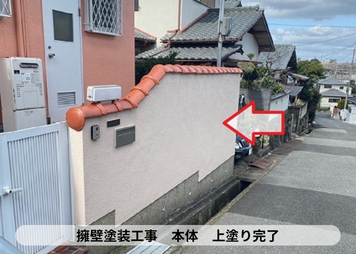 茨木市　剥がれが酷い擁壁塗装工事で本体上塗り