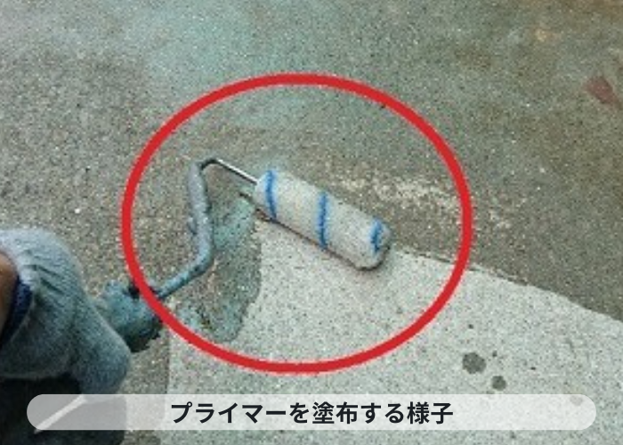豊中市　ベランダ防水でプライマーを塗っている様子
