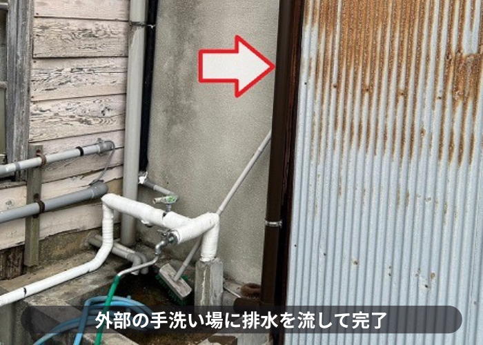 高槻市で倉庫内部の結露対策工事で外部へ排水