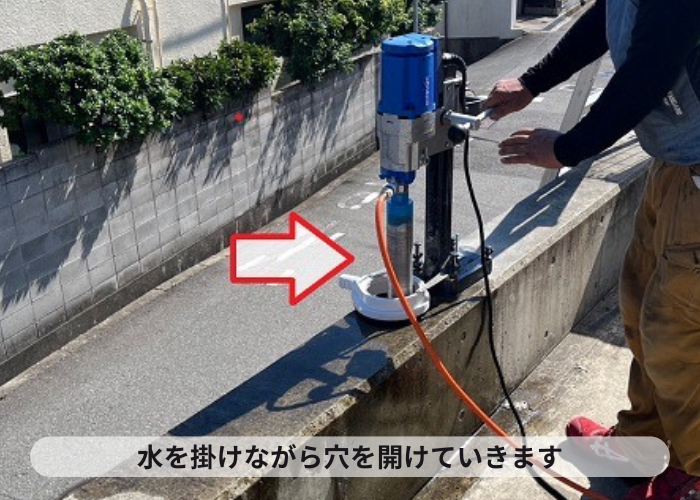 高槻市　庭の変形したフェンスの部分補修でコア抜きをしている様子