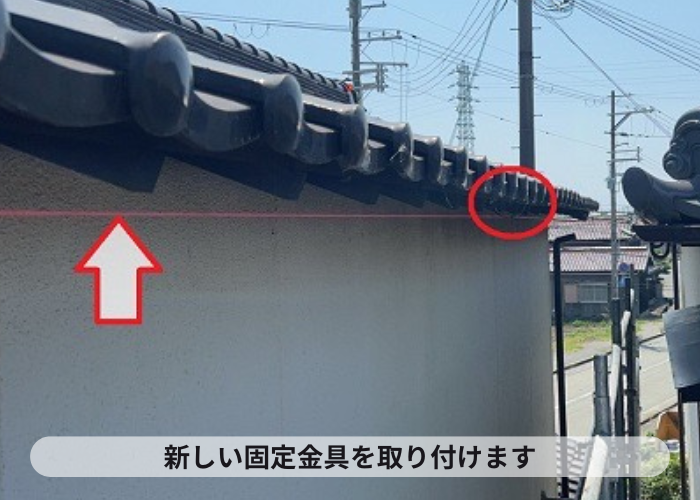 吹田市で水漏れしている半丸型の雨樋交換で金具取り付け