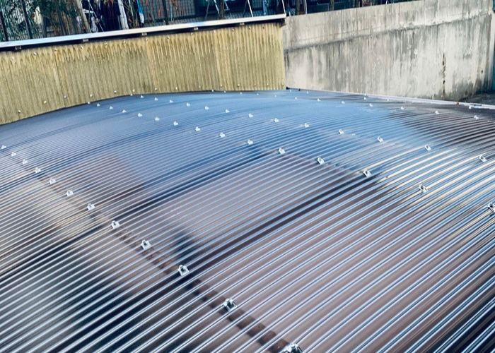 豊中市　物置通路屋根のポリカ波板を貼り替えた後の様子