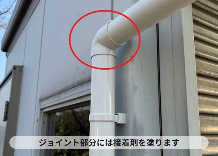茨木市でトラック事故により雨樋の部分修理としてパイプを交換する現場でエルボ取り付け