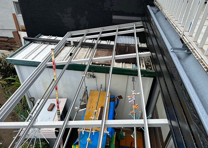 枚方市でストックヤードの屋根交換を行う前の様子