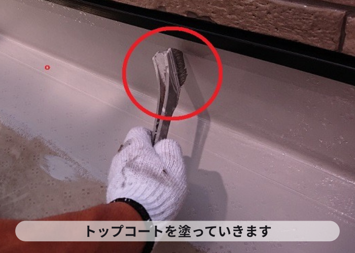 塩ビシートの上にトップコートを塗っている様子