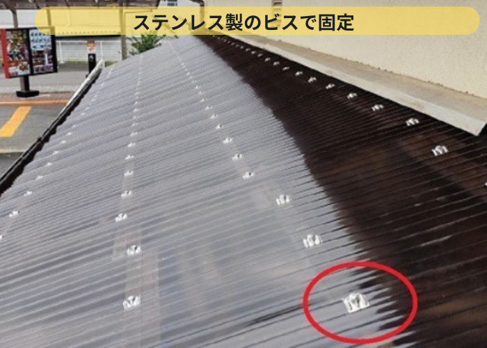 高槻市ストックヤードのポリカ波板をステンレス製のビスで固定