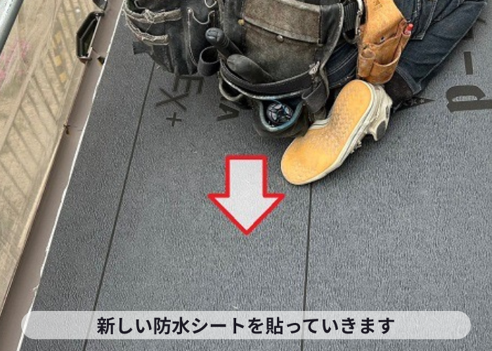 大阪市雨漏りを解決する為新しい防水シートを貼っている様子