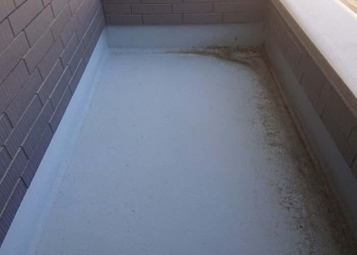 茨木市　バルコニーのＦＲＰ防水のメンテナンス工事を行なう前の様子