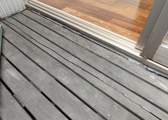 豊中市でウッドデッキ下の雨漏り修理として低価格な板金工事を行う前の様子