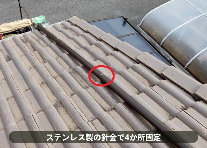 大阪市　屋根上の這樋部分補修でパイプを取り替えでステンレス製の針金固定