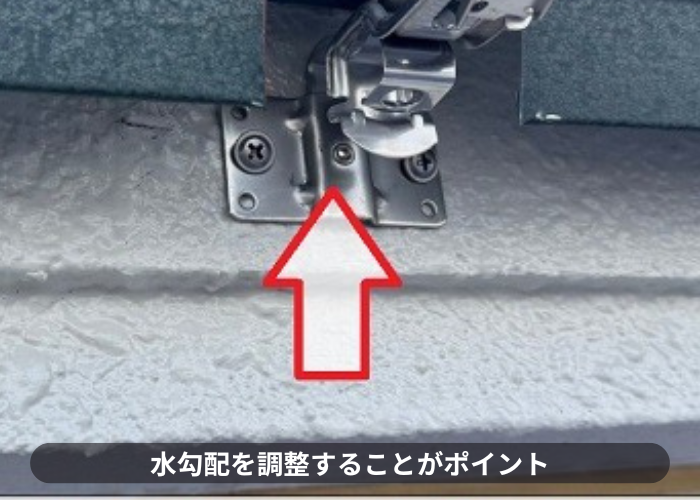 茨木市雨樋工事で固定金具取り付け