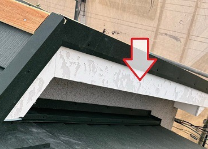 吹田市でガルバリウム鋼板を用いた破風板板金巻き工事を行う前の様子