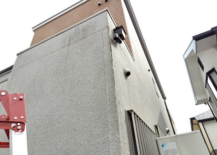 大阪市で外壁補修工事として窯業サイディングのコーナーに板金をカバーする前の様子