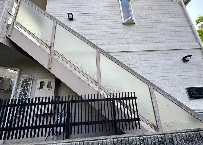 錆びた吹田市　鉄骨階段を塗装する前の様子