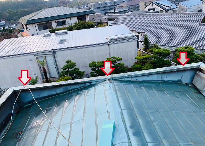 吹田市でパラペット笠木の修理を行う前の様子