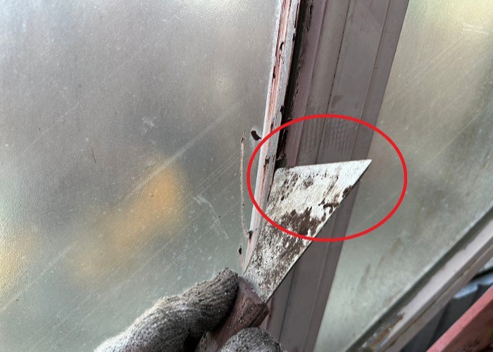 吹田市　塗装前にケレンしている様子