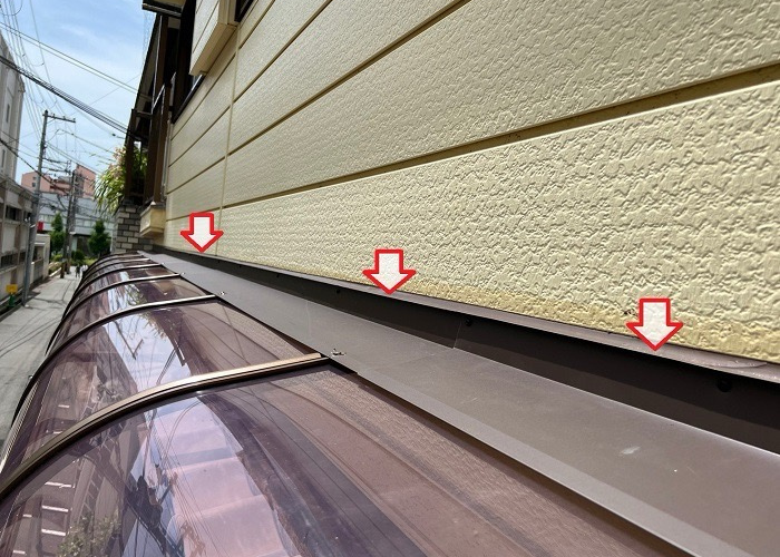 吹田市　アクリル庇屋根の上に水切りを取り付けた様子
