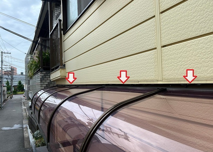 吹田市　アクリル庇屋根の雨漏り修理を行う前の様子