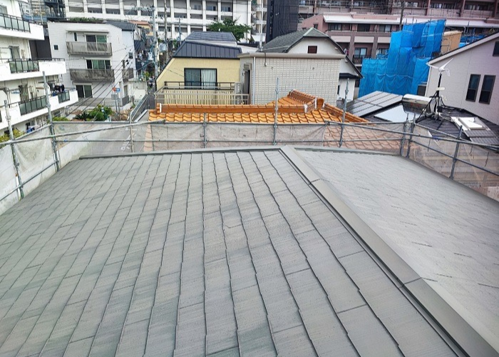 吹田市　3階建てスレート屋根への重ね葺き工事を行う前の様子