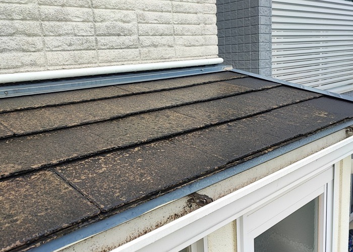 吹田市　スレート庇屋根に板金工事を行う前の様子