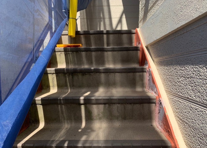 吹田市　青アート階段・廊下の長尺シート　貼り替え工事を行う前の様子