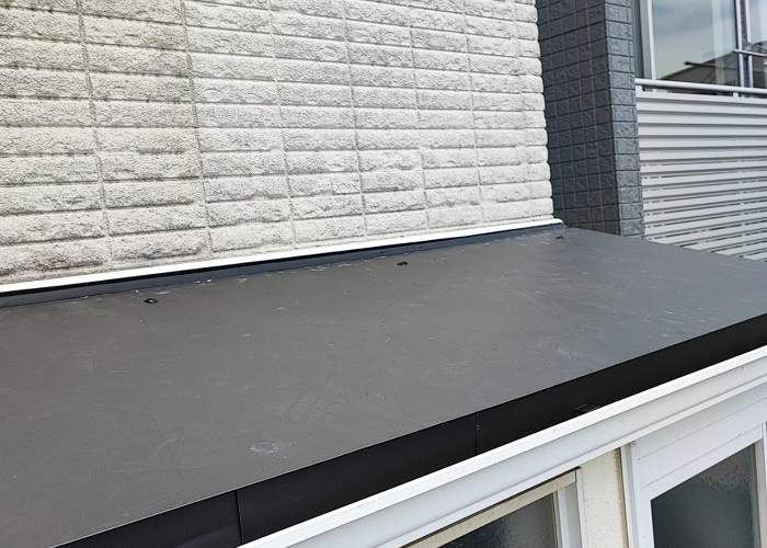 吹田市　スレート庇屋根へ板金工事を行う前の様子