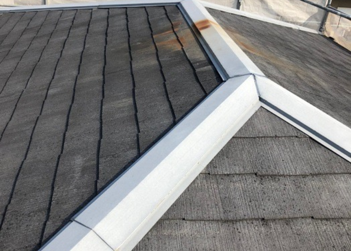 吹田市で3階建てのコロニアル屋根を部分修理する前の様子