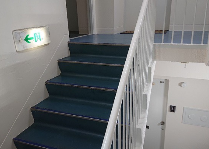 吹田市　マンションの共用階段をリフォームする前の様子