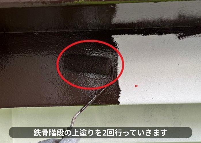 吹田市　鉄骨階段の上塗りを2回行っている様子