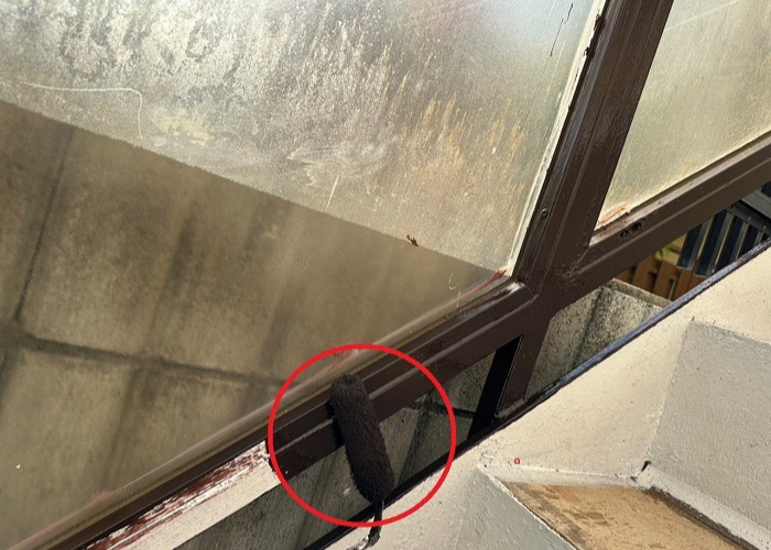 吹田市　鉄骨階段に上塗りしている様子