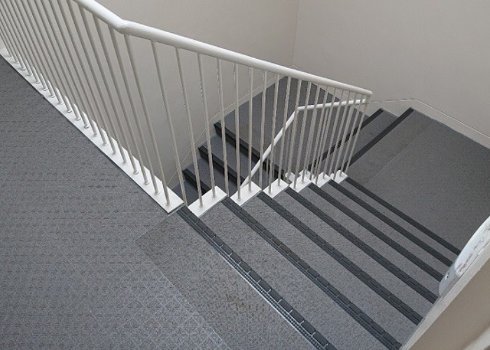 吹田市　マンションの共用階段をリフォームした後の様子