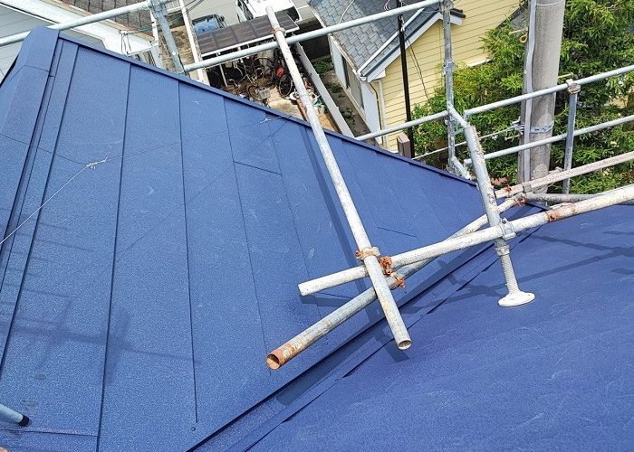 吹田市で急勾配の屋根リフォームを行った後のガルバリウム鋼板屋根材