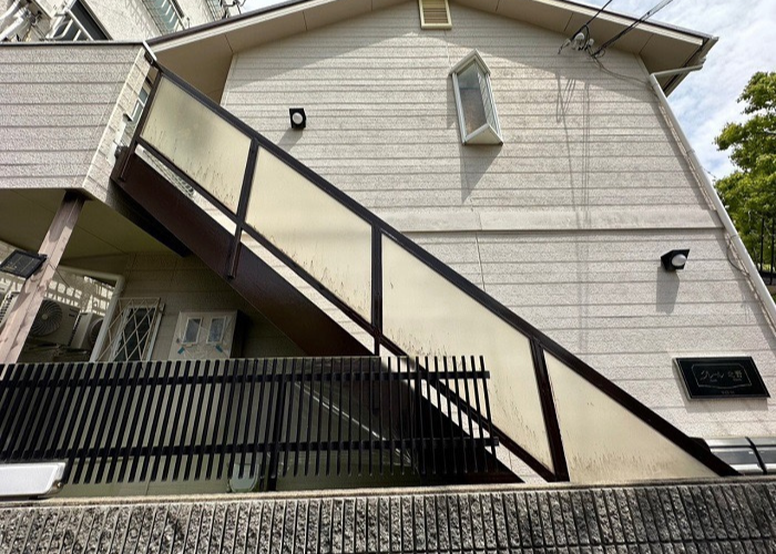 吹田市　錆びた鉄骨階段を塗装し終えた様子