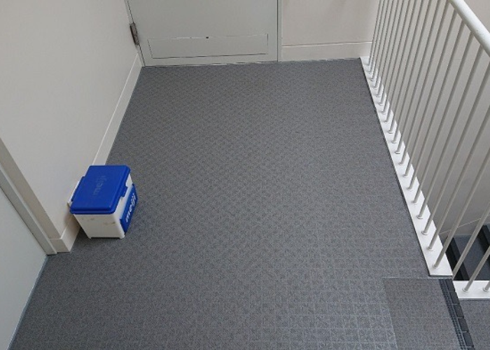 吹田市　踊り場長尺シート貼り完了