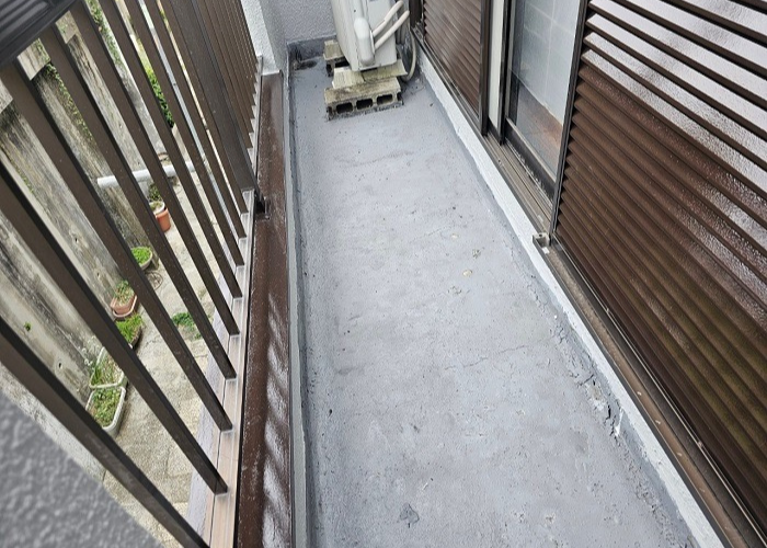 吹田市雨漏り修理としてベランダ床へウレタン防水を行う現場の様子