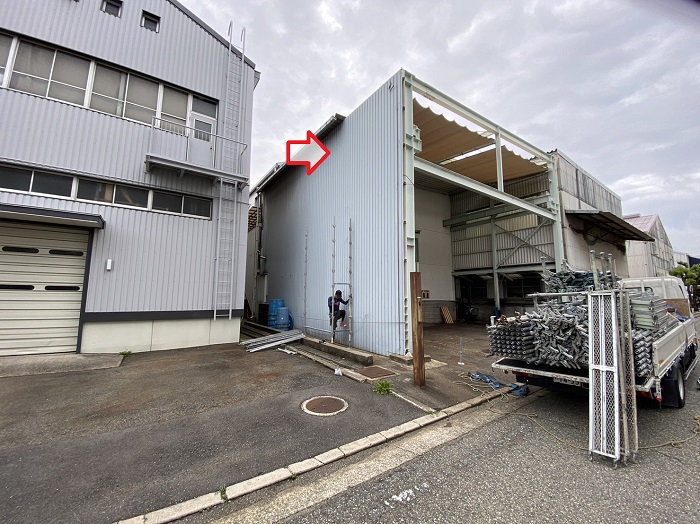 工場で破損した雨樋の部分修理を行う前の様子